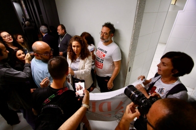 Servidores cobram Esther Dweck no Rio com ato na UFRJ; ministra promete cumprir acordos, mas não dá prazos